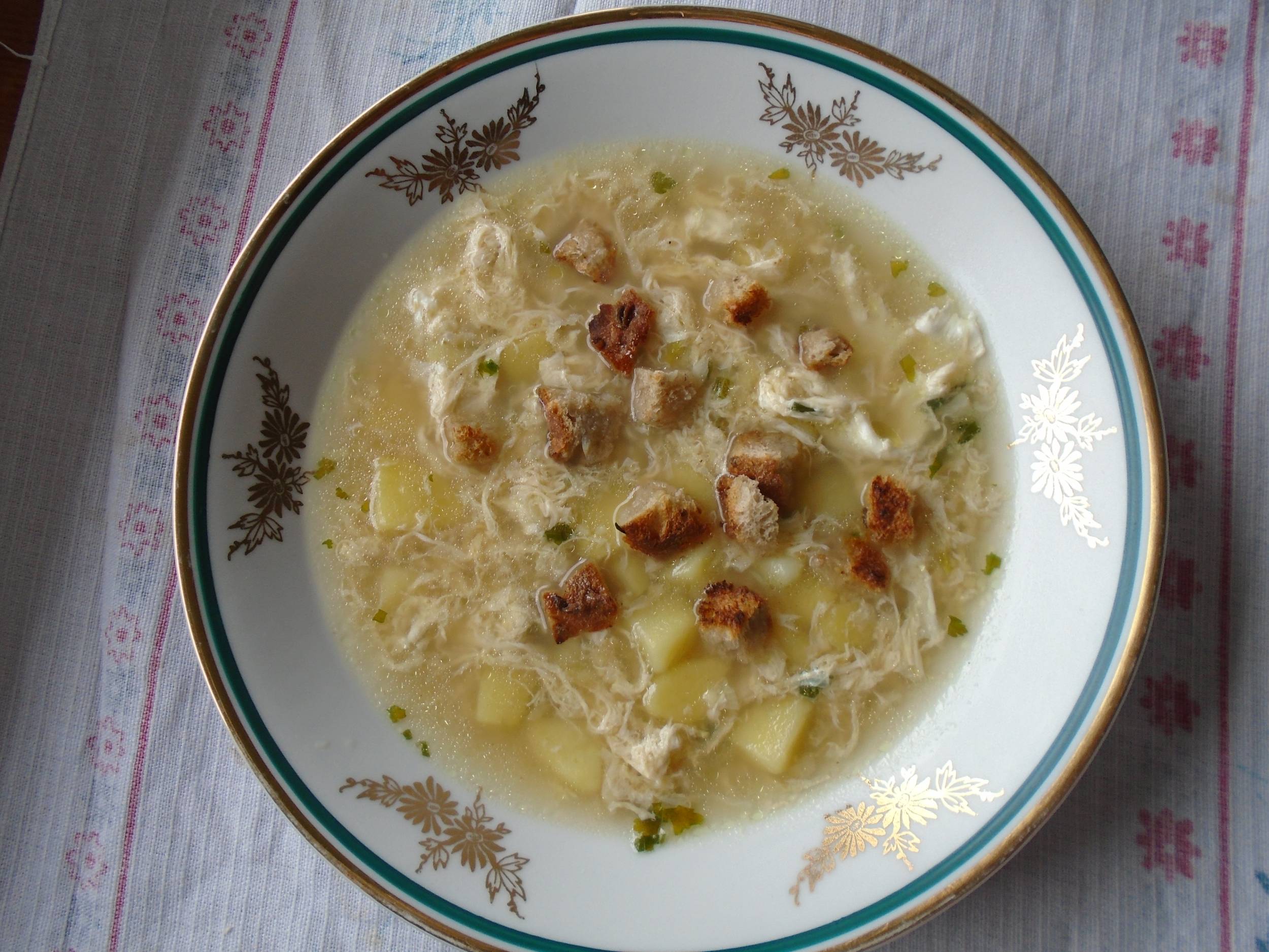 Jednodruhová česnečka recept - tradiční česká polévka z česneku a brambor, snadná příprava