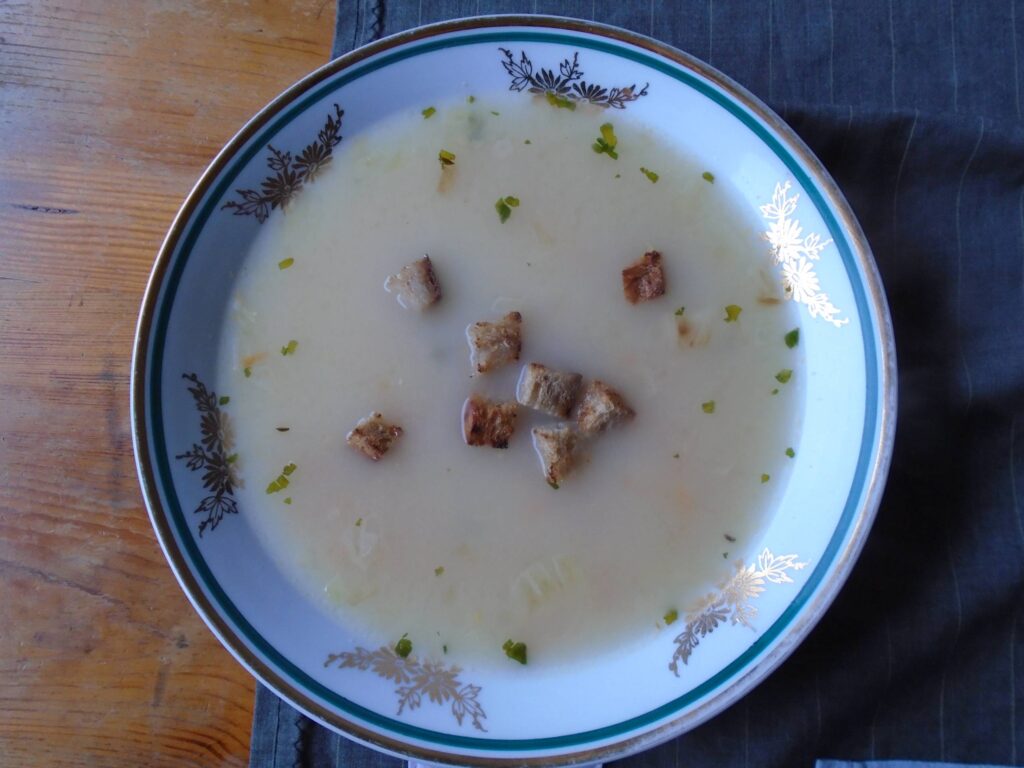 Drožďová polévka s krutónky