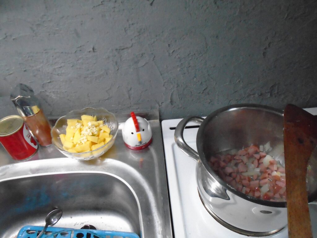 Frankfurt soup, after frying, we add potatoes.