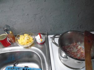 Frankfurtská, po osmahnutí, vložíme brambory