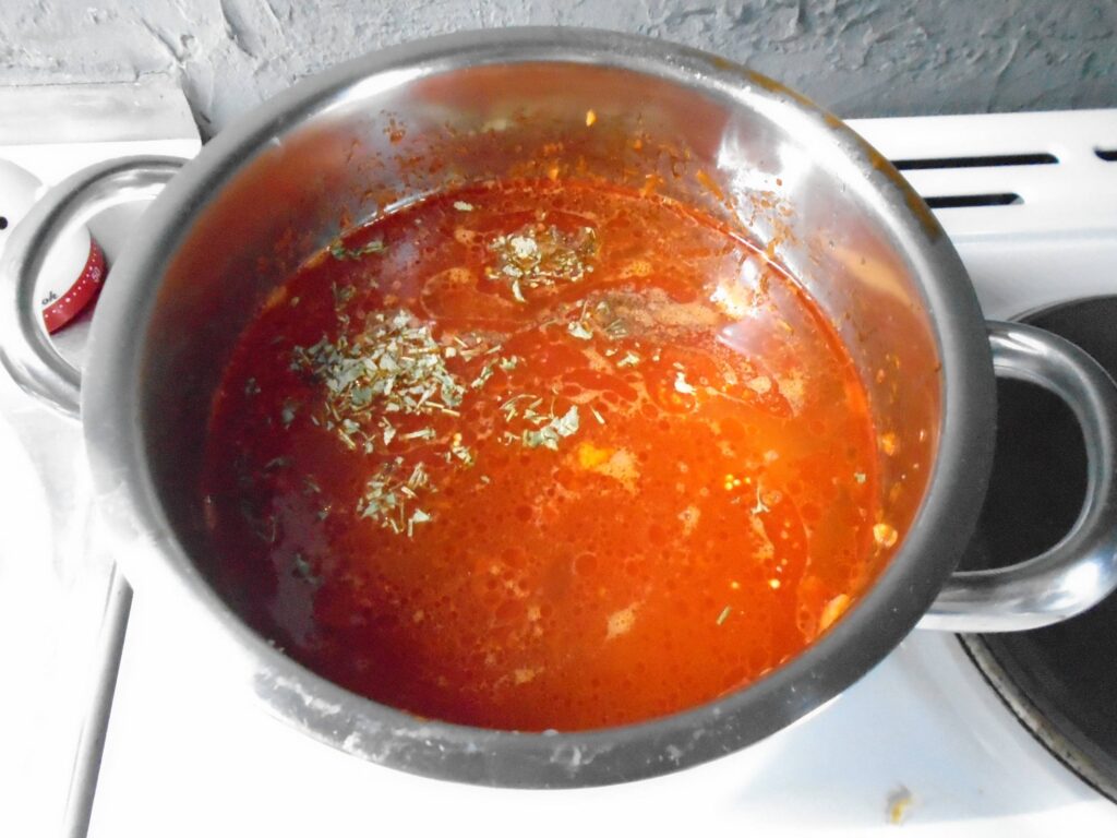 Frankfurt soup, we add marjoram and bring to a boil.