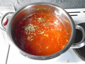 Frankfurtská, přisypeme majoránku a přivedeme k varu