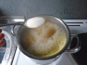 Milionová polévka - přisypání dětské krupičky